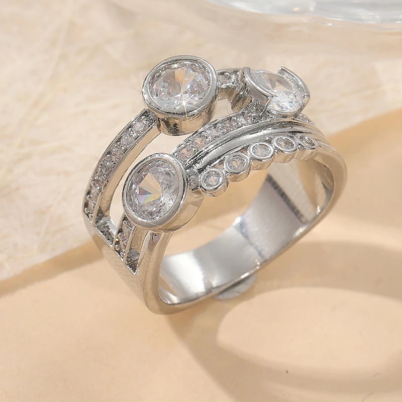 Damenmode-Ring in breiter Ausführung, hochwertig versilbert, geometrisch, mit Kupfer eingelegtem Zirkonia, trendiges Schmuckzubehör.
