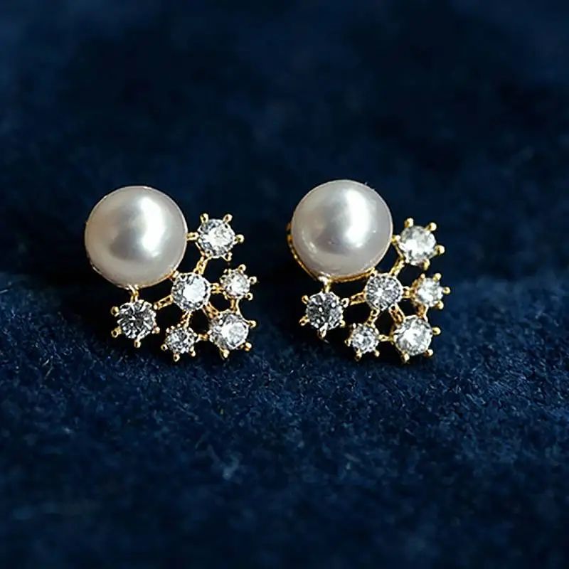 Huitan Damen-Ohrstecker mit Imitationsperlen und glänzendem Stern-Design, CZ, elegant, trendig, für Hochzeit, Alltag, vielseitiges Zubehör, Schmuck