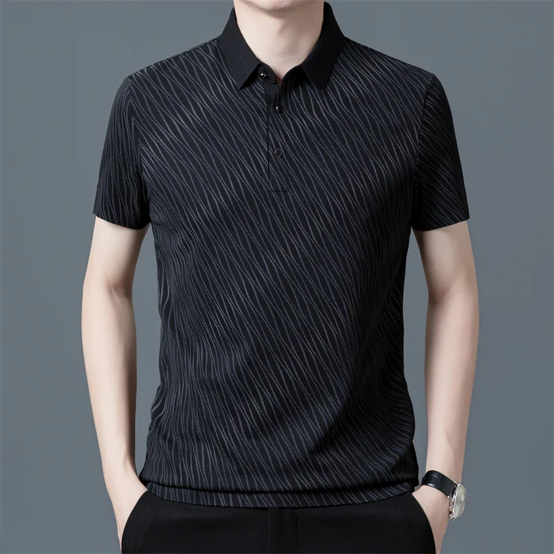 

Мужская стильная рубашка-поло с короткими рукавами и диагональными полосками. Удобный и дышащий материал и топы для полуформальных случаев.