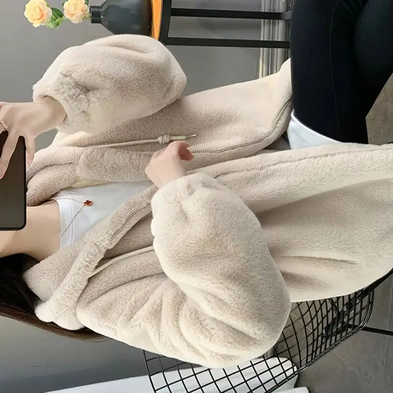 

2025 зимняя женская плюшевая шуба средней длины с кроличьим мехом, свободная утолщенная теплая куртка из овечьей шерсти с капюшоном, модная верхняя одежда из нечеткого флиса