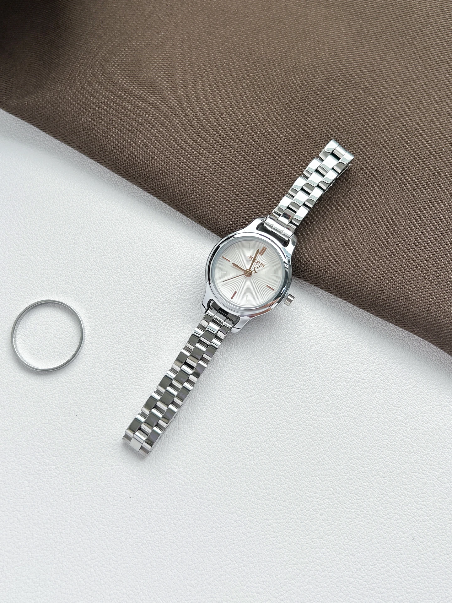 2025 nuevo reloj redondo pequeño simple y elegante para el lugar de trabajo reloj de cuarzo para mujer regalo elegante reloj para mujer