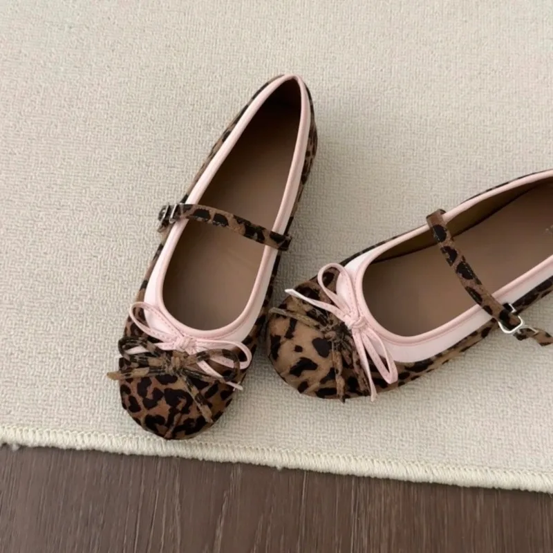 Plissierte Mary-Jane-Schuhe mit niedrigem Absatz, neue runde Zehenpartie, flacher Ausschnitt, Schleife, Slip-On-Schuhe mit niedrigem Absatz