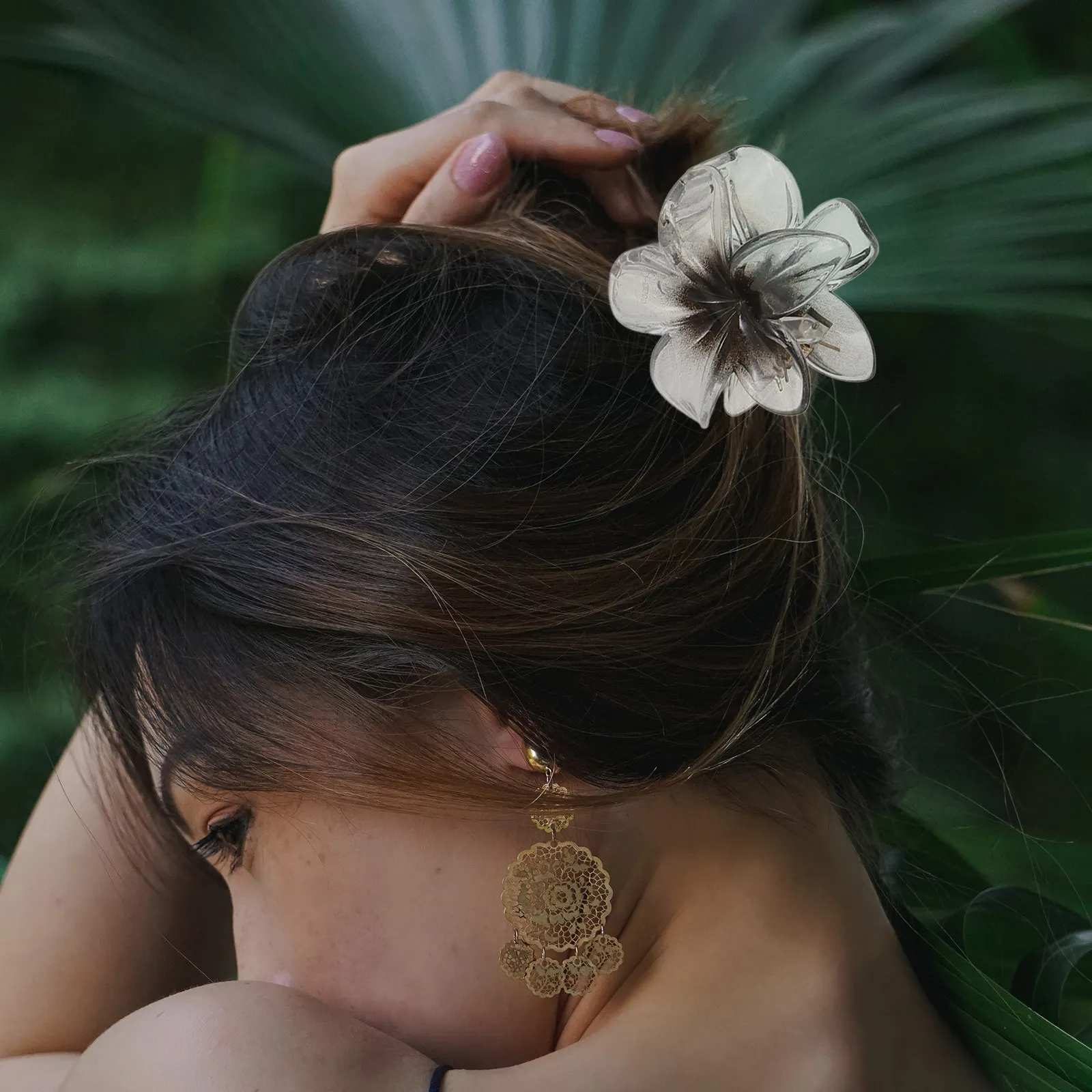 

Набор из 4 больших заколок-крабов для волос с гавайским дизайном плюмерии, милые заколки для женщин, надежная фиксация для макияжа, готовки, купания