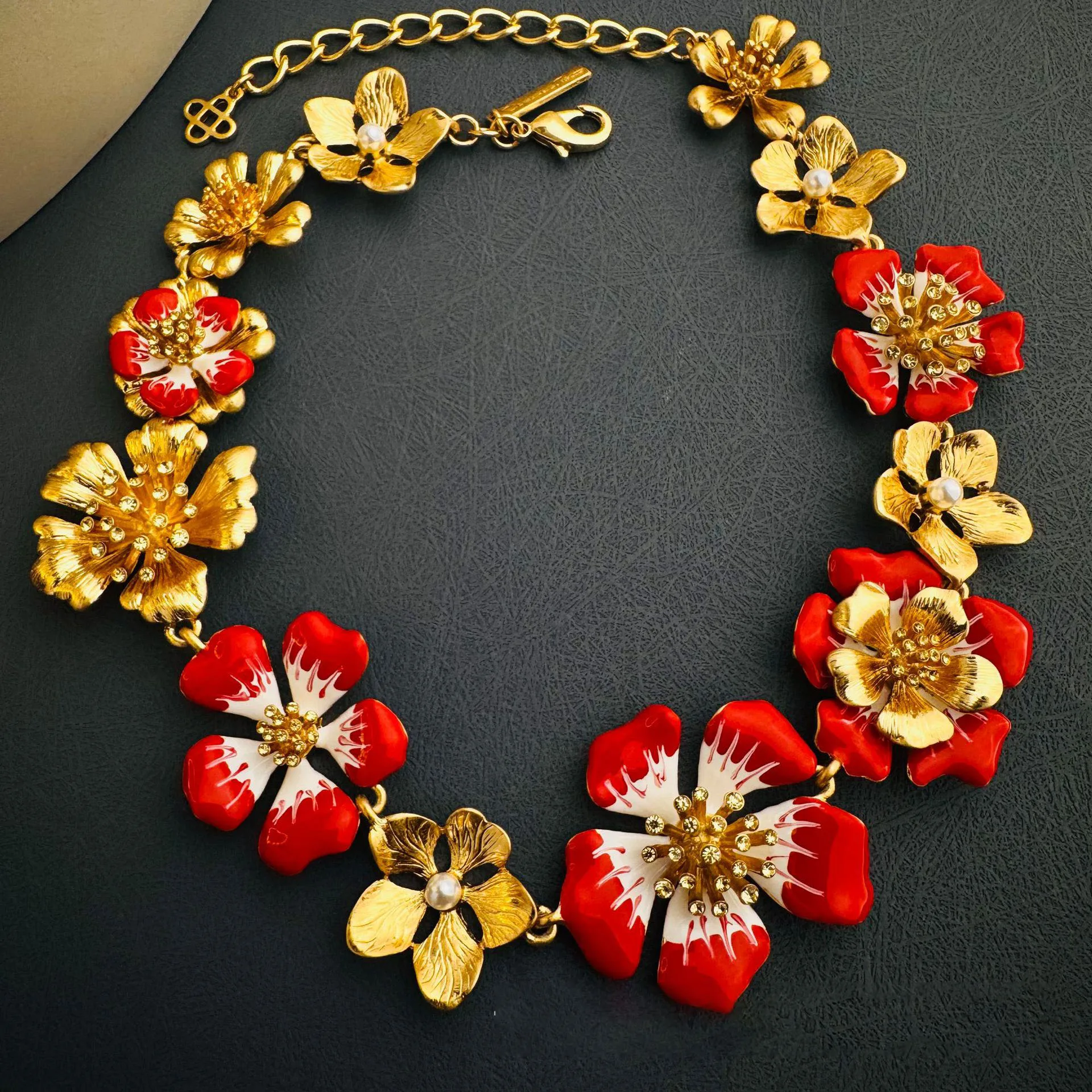 

Retro electroplated inlaid hand-painted enamel floral-shaped banquet lady's necklace