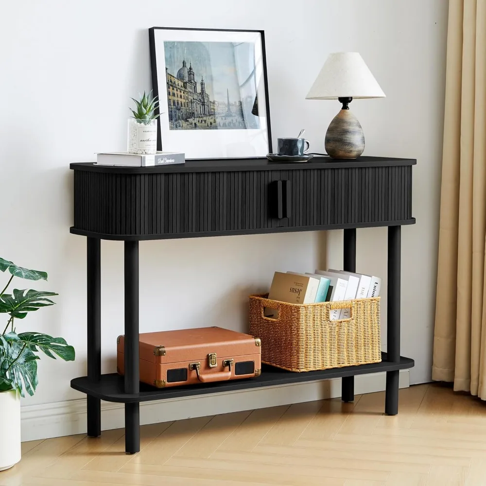 طاولة وحدة تحكم للمدخل الحديثة في منتصف القرن مع مساحة تخزين، تصميم مخدد، باب منزلق ورف مفتوح، مثالية لدعم ظهر الأريكة