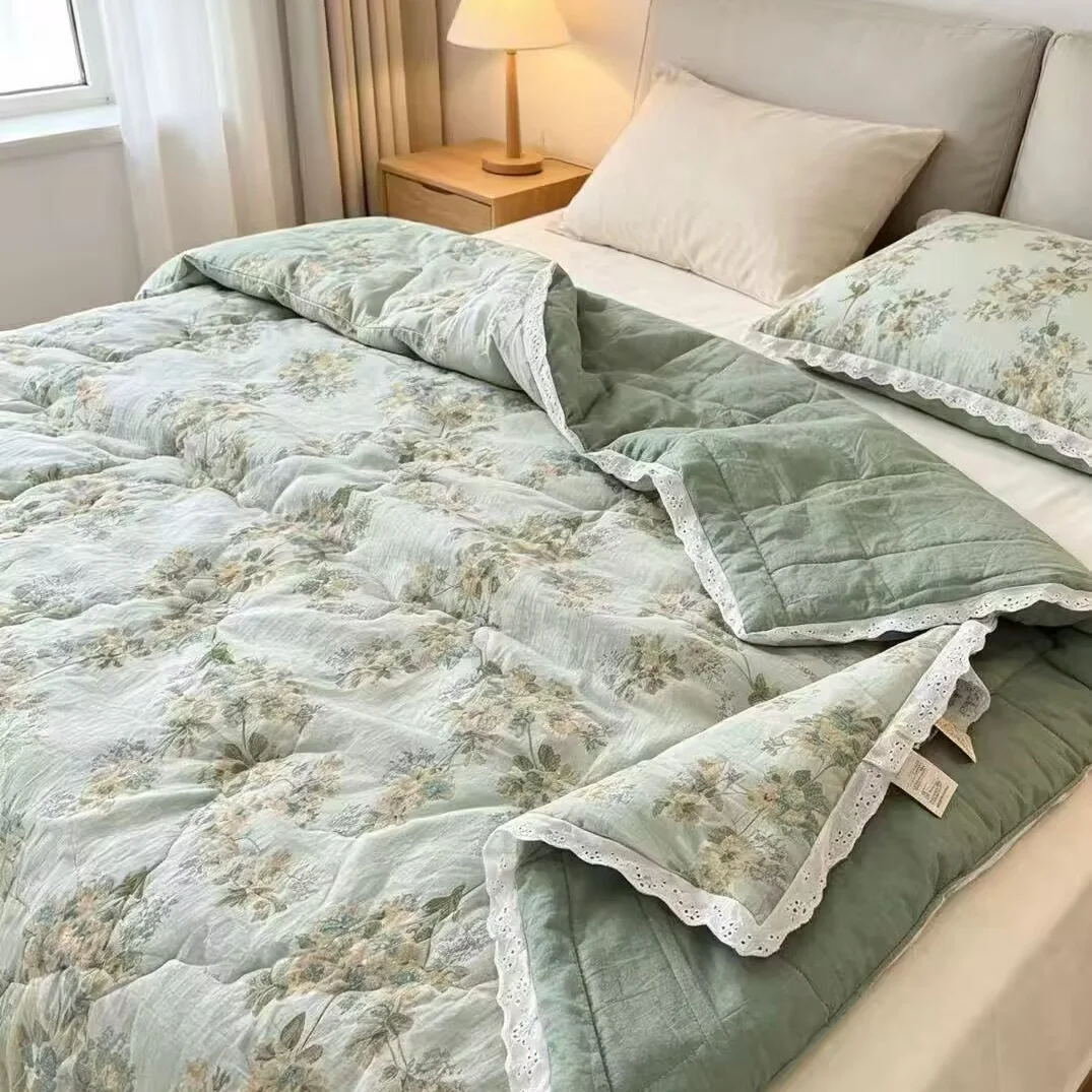 Vintage Floral Printed Quilt With Lace Trim Soft Breathable Double-Sided Lightweight Comforter For Bedroom Guest Room All Season