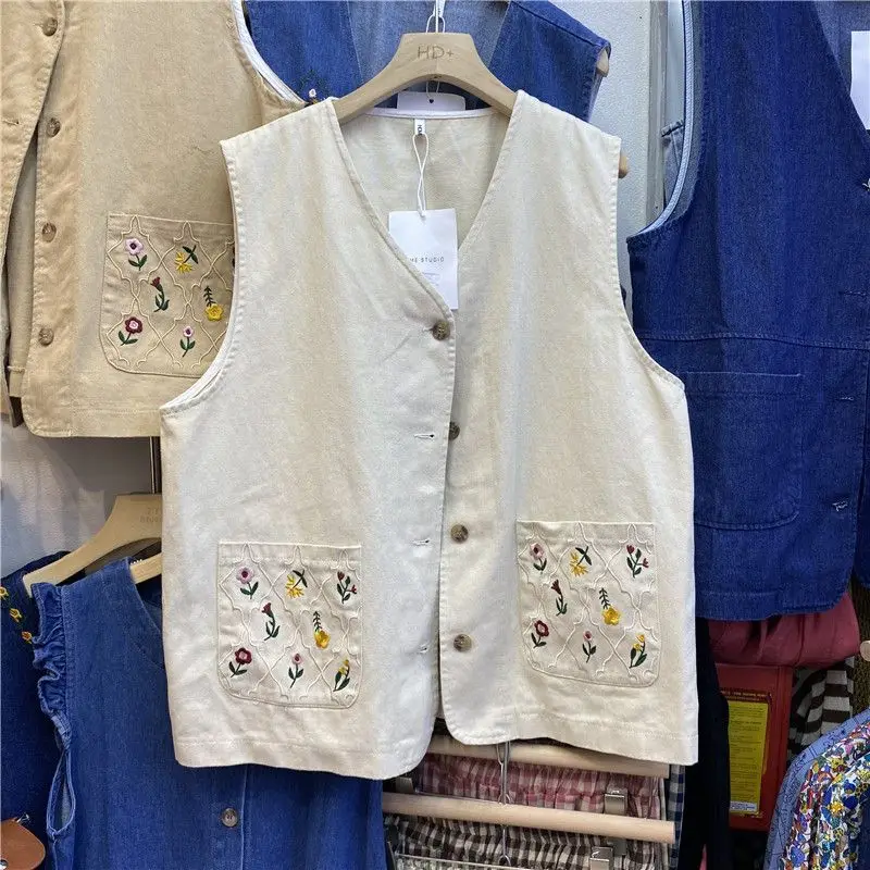 Women's 2026 Autumn New Korean Embroidered Utility Knit Vest Sleeveless Multi Pocket Casual Layering Outerwear Thick Warm Cozy