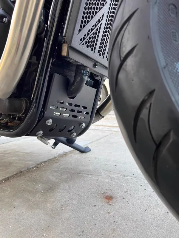 

Детали для модификации Triumph Bobber. Утолщенная нижняя защита двигателя. Под защитой. Броня шасси. Модифицированная сетка резервуара для воды.