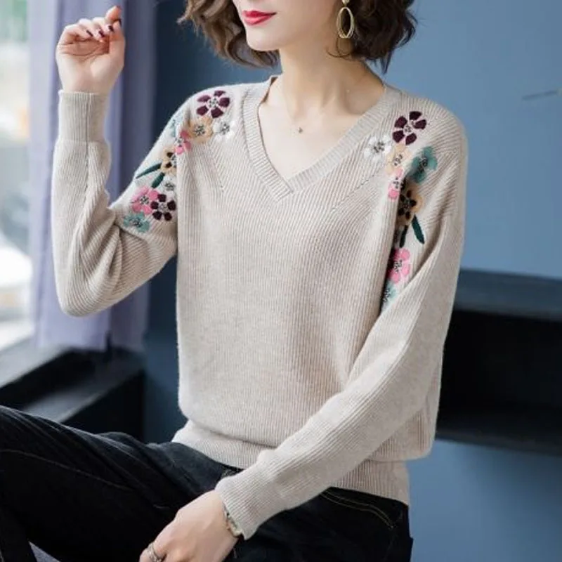 New Autumn and Winter Fashionable and Versatile V-neck Embroidered Loose and Simple Commuting Short Women\'s Knitted Sweater