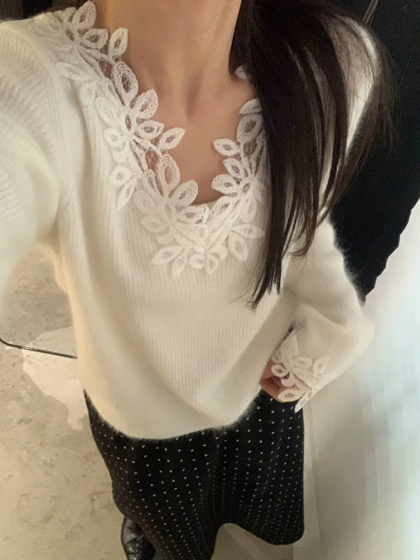 

Модная вязаная базовая кофта с V-образным вырезом для женщин, осенне-зимняя, легкая, роскошная, для ношения под одеждой, с красивым цветочным узором, связанным крючком