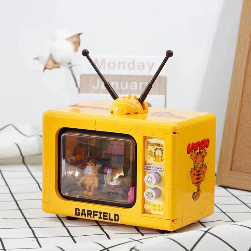 BALODY Garfield Building Blocks Retro TV Set Cartoon Animation  Assembly  Model Desktop Ornament Collectible Toy Gift