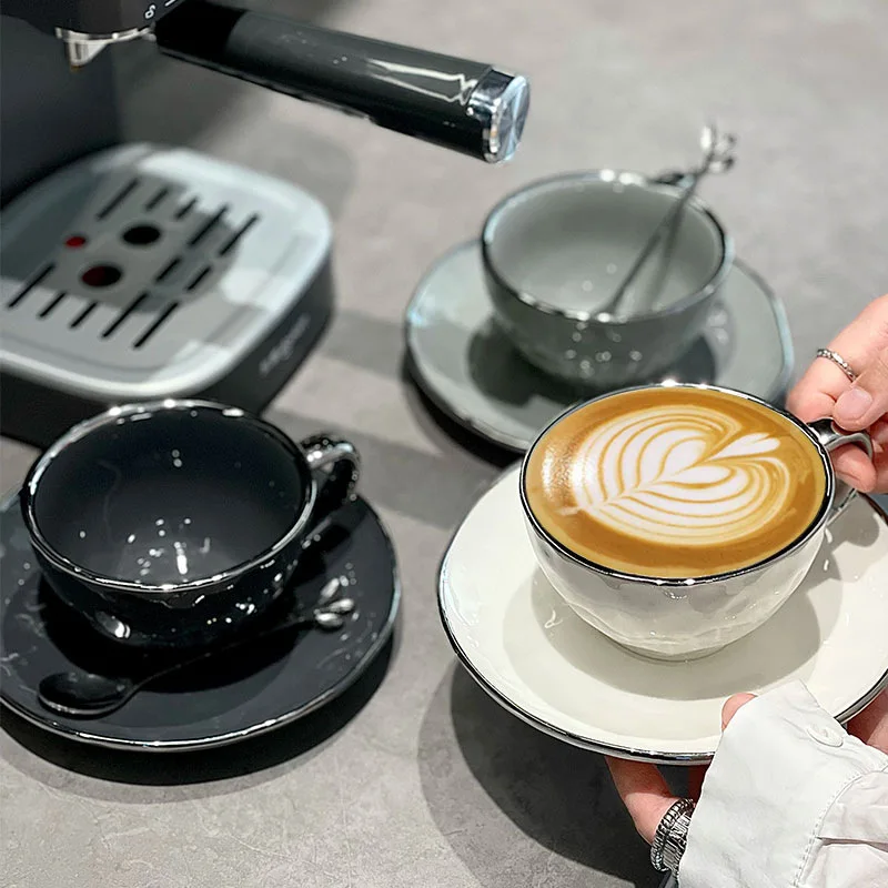 Luxuriöses Set aus Keramik-Kaffeetasse und Untertasse, skandinavischer Silberrand für Nachmittagstee, Zuhause, Café, Büro, Verwendung, elegantes Geschenk