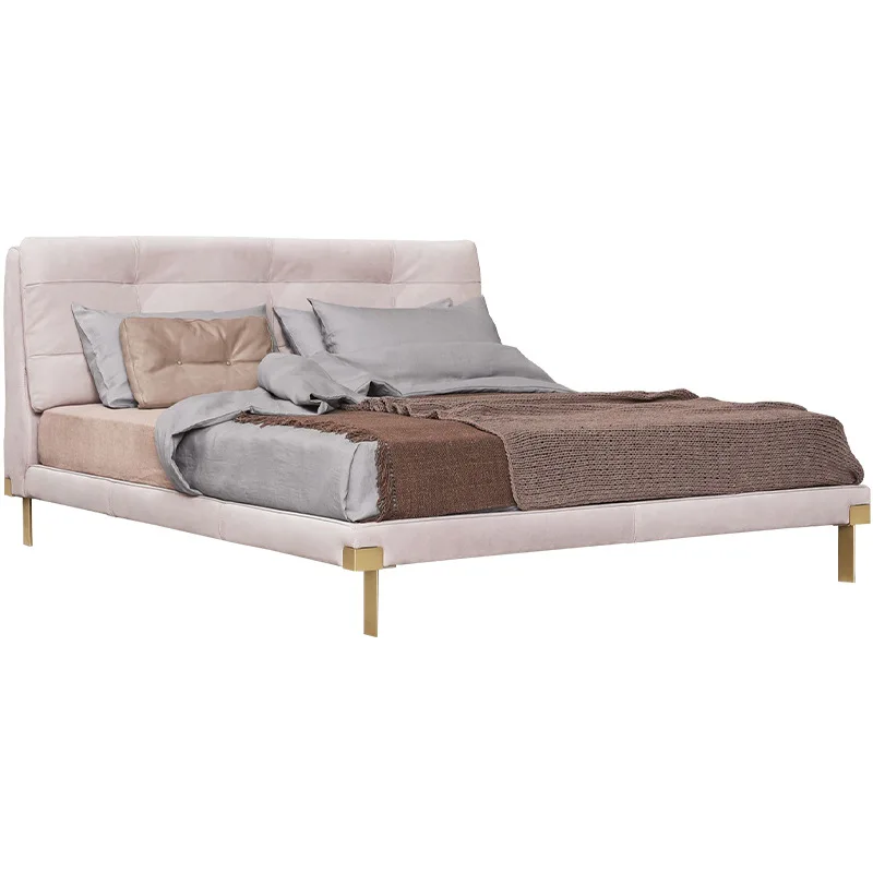 

Итальянская светлая роскошная элитная матовая кровать в главной спальне с высокими ножками из кожи вниз, современная вилла, большая плоская свадьба