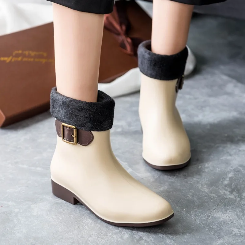 Wellies للنساء أحذية المطر البلاستيكية موضة حزام مشبك الكعب المنخفض الانزلاق على Gumboots لينة الجرموق مقاوم للماء عدم الانزلاق الأحذية البلاستيكية