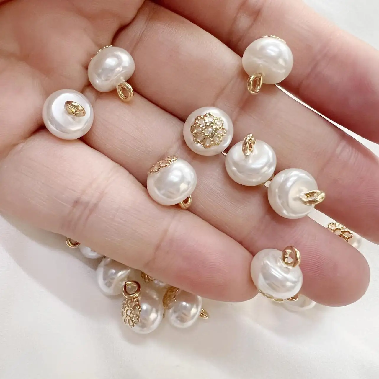 

Высококачественные круглые жемчужные пуговицы ручной работы для свитеров, шифоновых блузок, белых домашних тканей, шитья и рукоделия.