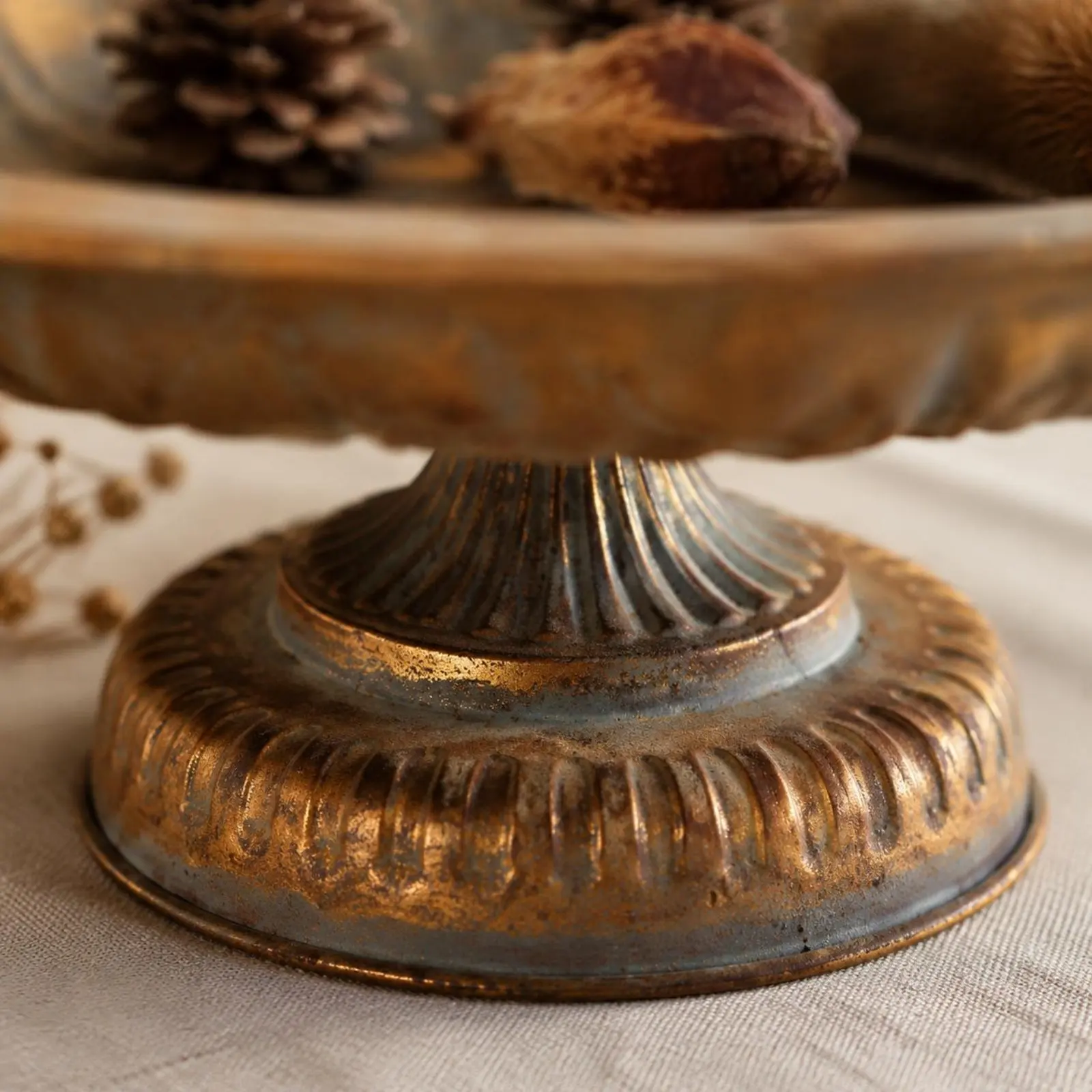 

Vintage Metal Tray Decorative Centerpiece Rustic Pedestal Tray Vintage Cake Stand Sturdy Home Decor for Restaurant
