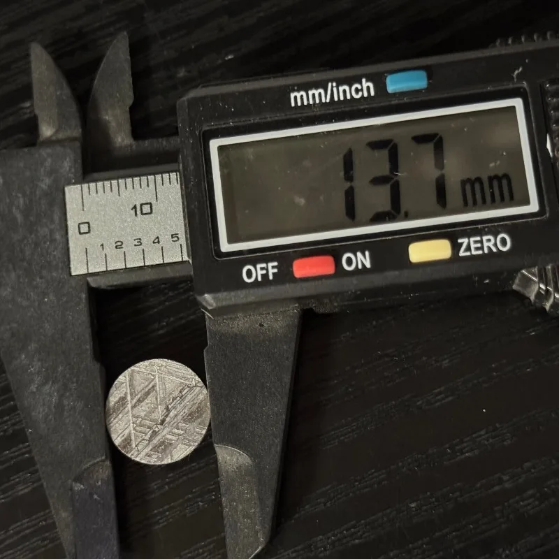 نيزك Muonionalusta الطبيعي شريحة رفيعة مستديرة - عينة نيزك من الحديد السويدي مع تريليت وشقوق طبيعي #2