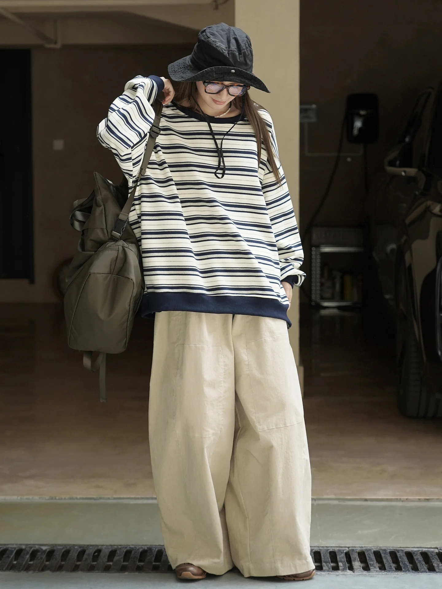 Otoño nuevo japonés moda y fresco contrastante ropa deportiva de rayas gruesas silueta suelta top para mujeres