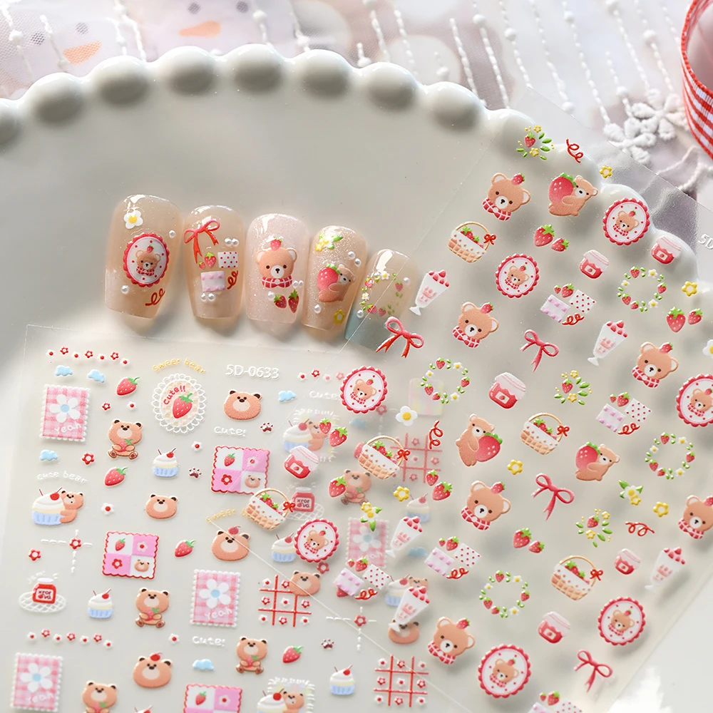 5Dエンボス加工のかわいいクマとイチゴのリボンネイルステッカー、素敵なフルーツの蝶ネクタイ、茶色のクマのネイルアートデカール、かわいいマニキュアスライダー
