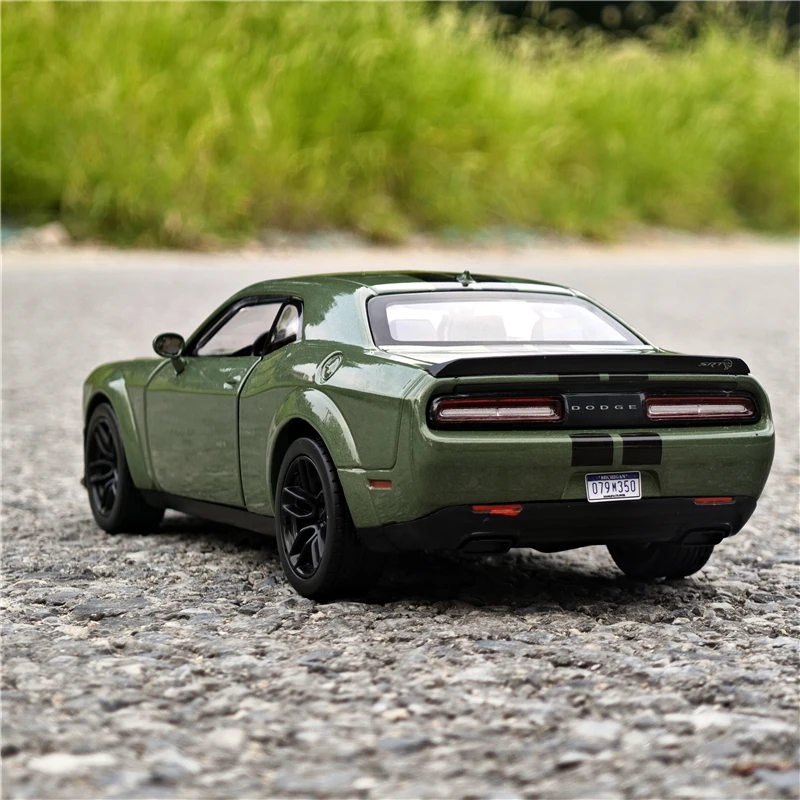 1:24 Dodge Challenger SRT Hellcat lega modificata modello di auto da corsa pressofusi modello di auto sportiva in metallo suono e luce giocattoli