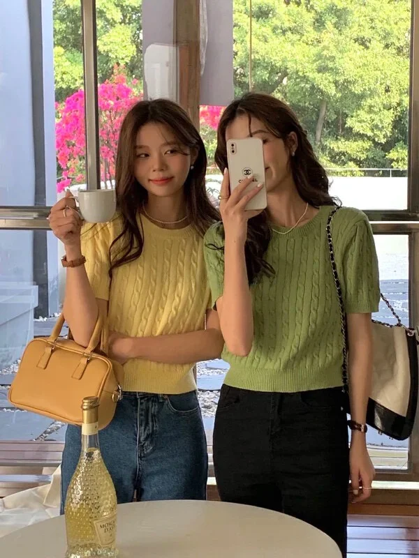เสื้อถักไหมพรมทรงเข้ารูปสำหรับผู้หญิง สไตล์เกาหลี ใส่เป็นเสื้อนอกช่วงฤดูร้อน ช่วยลดเลือนริ้วรอย กระชับสัดส่วน ใช้เป็นเสื้อตัวในได้ ผลิตจากเส้นด้ายบิดเกลียว