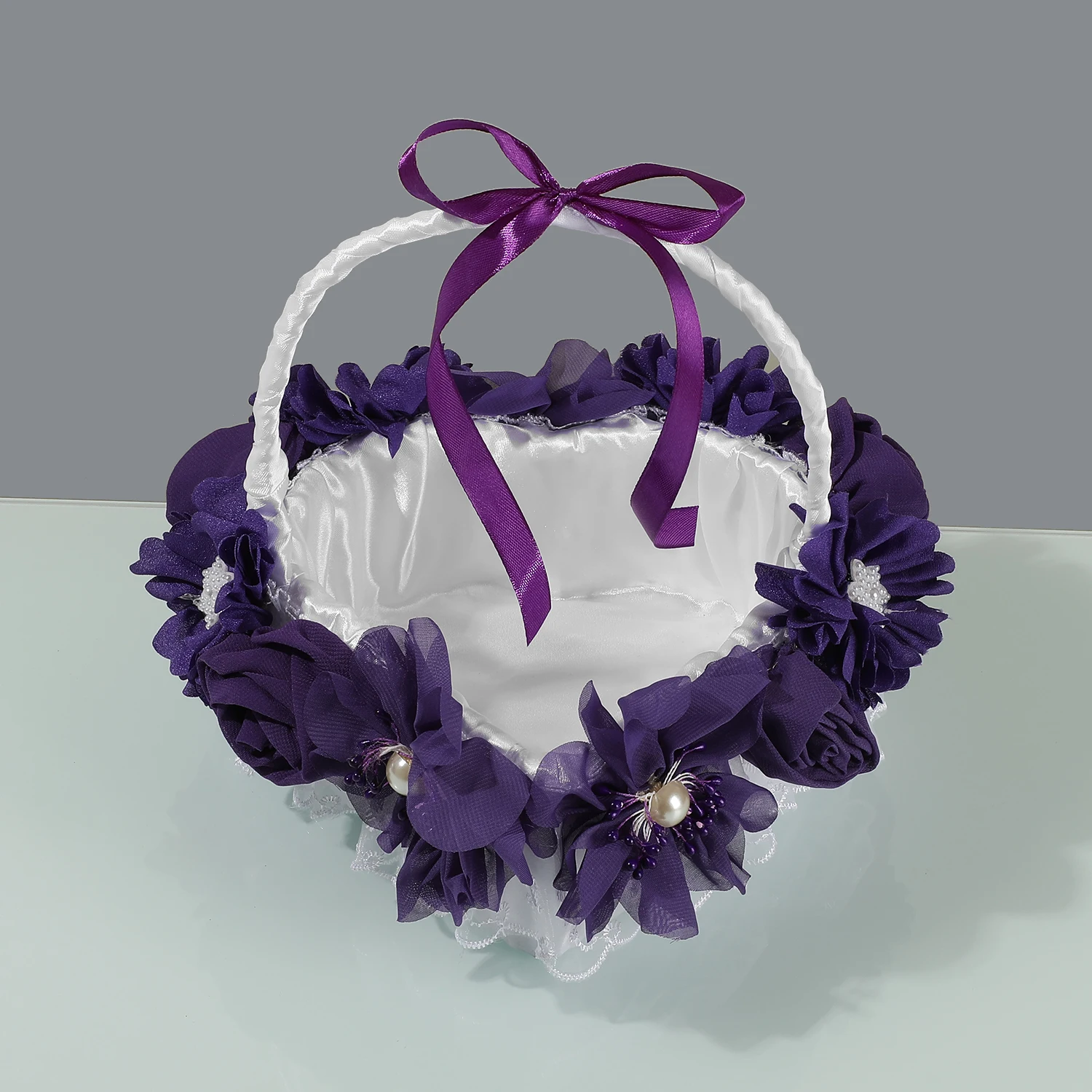 uma-magnifica-e-requintada-cesta-de-flores-usada-pelas-daminhas-de-honra-em-um-grande-banquete-de-casamento-para-espalhar-flores