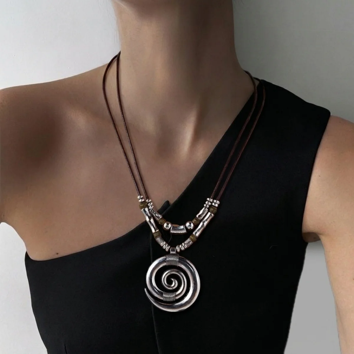 Modische Retro-Halskette mit großem runden Spiralanhänger in Antiksilberfarbe für Damen und Herren, doppellagige Wachsschnur-Pulloverkette, Schmuckstück – Detail 4