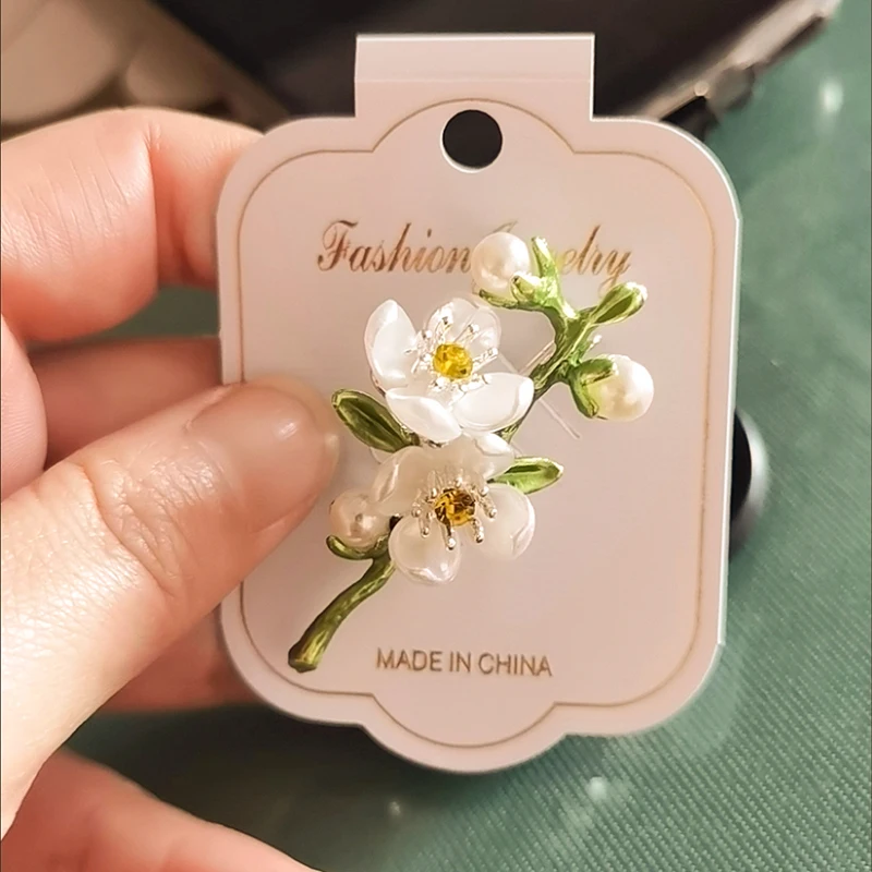 Elegant Fresh Green Jasmine Brooch for Women Temperament Flower Pearl Buckle Brooch Dress Clothes Suit Scarf Clip Jewelry