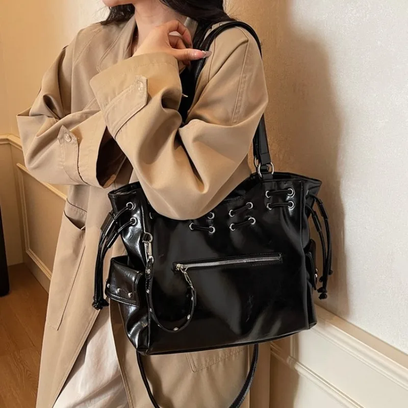 エレガントなミニマリストスタイルのデザイナーおむつバッグ、女性用高級レザートート、大容量でおしゃれなクロスボディショルダーバッグ