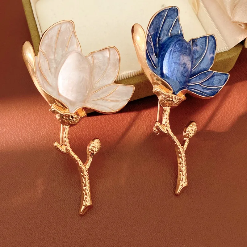 

Charming Magnolia Flower Brooch 3D Enamel Retro Palace Style Simple Elegant Unisex Jewelry for Women Party Office Gift