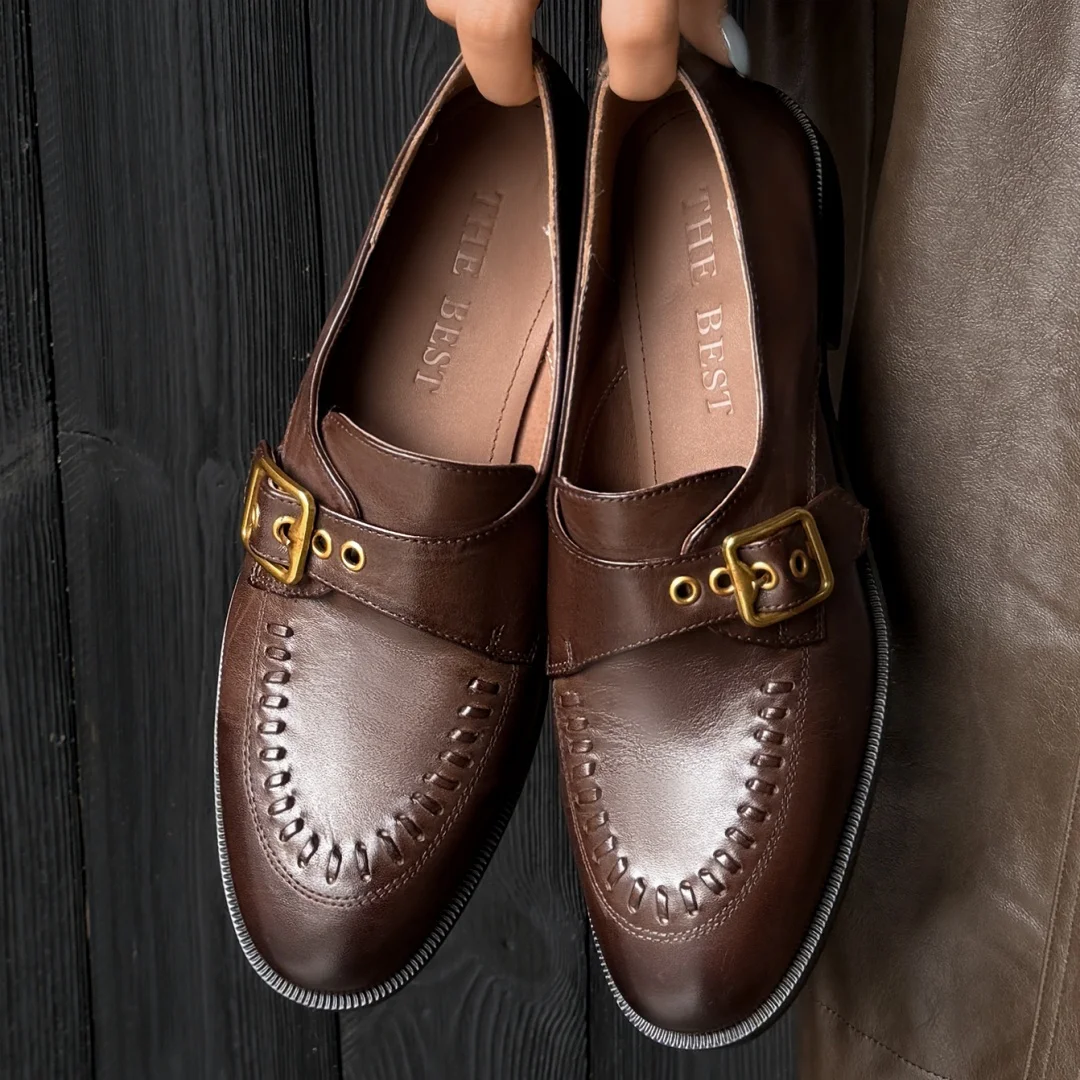 حذاء بدون كعب نسائي من Danxuefei مصنوع من جلد البقر بمقدمة مستديرة وإبزيم معدني سهل الارتداء حذاء بدون كعب عالي الجودة ناعم ومريح