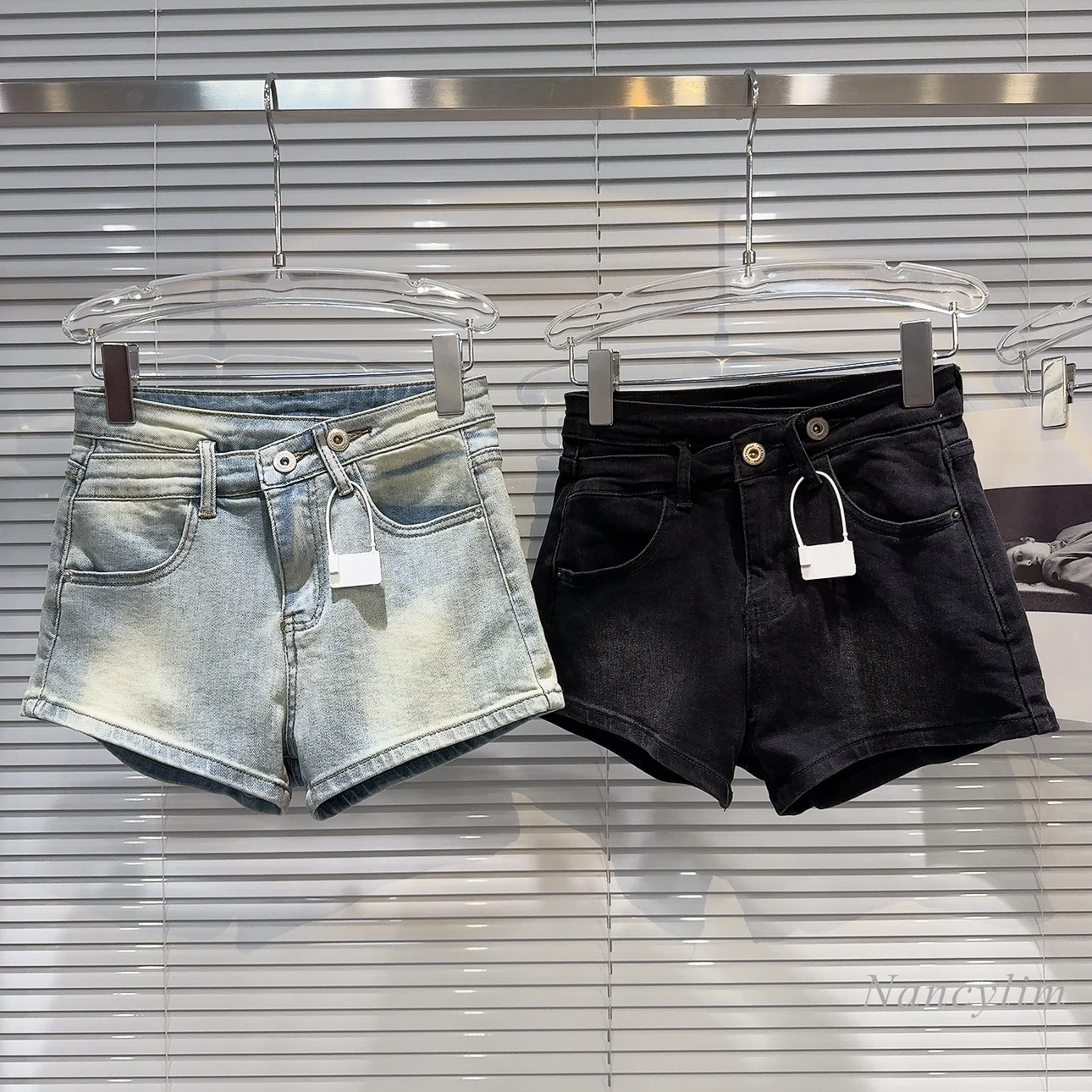 2024 Summer New American Hot Girl Style Metal Buckle Design Washed White Three Points Denim Shorts for Women Street Hot Pants