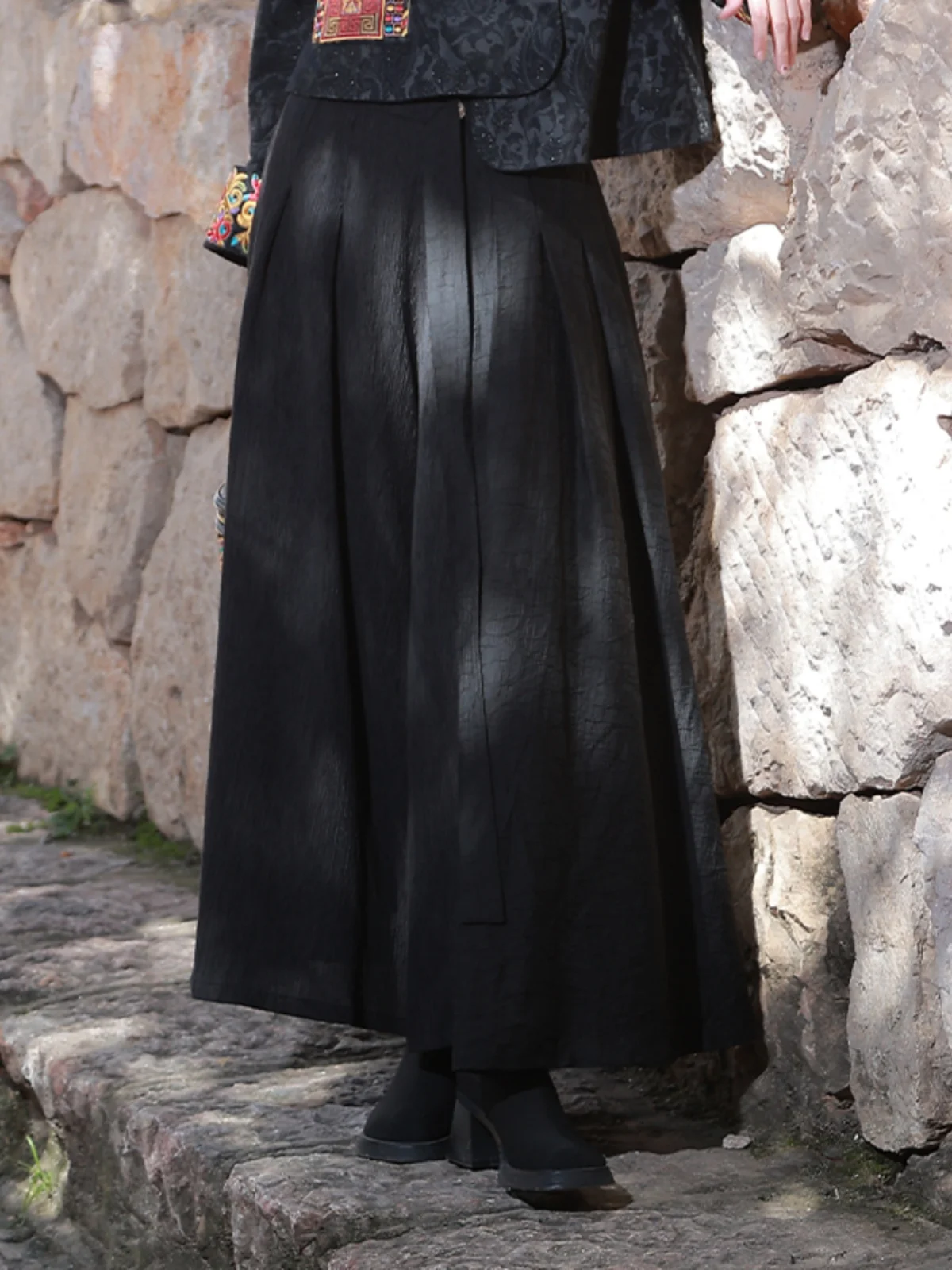 

Оригинальный дизайн Yang Li: Новые китайские широкие брюки-кюлоты в стиле «девять-пять» с деталями в виде юбки и акцентом на талии для женщин