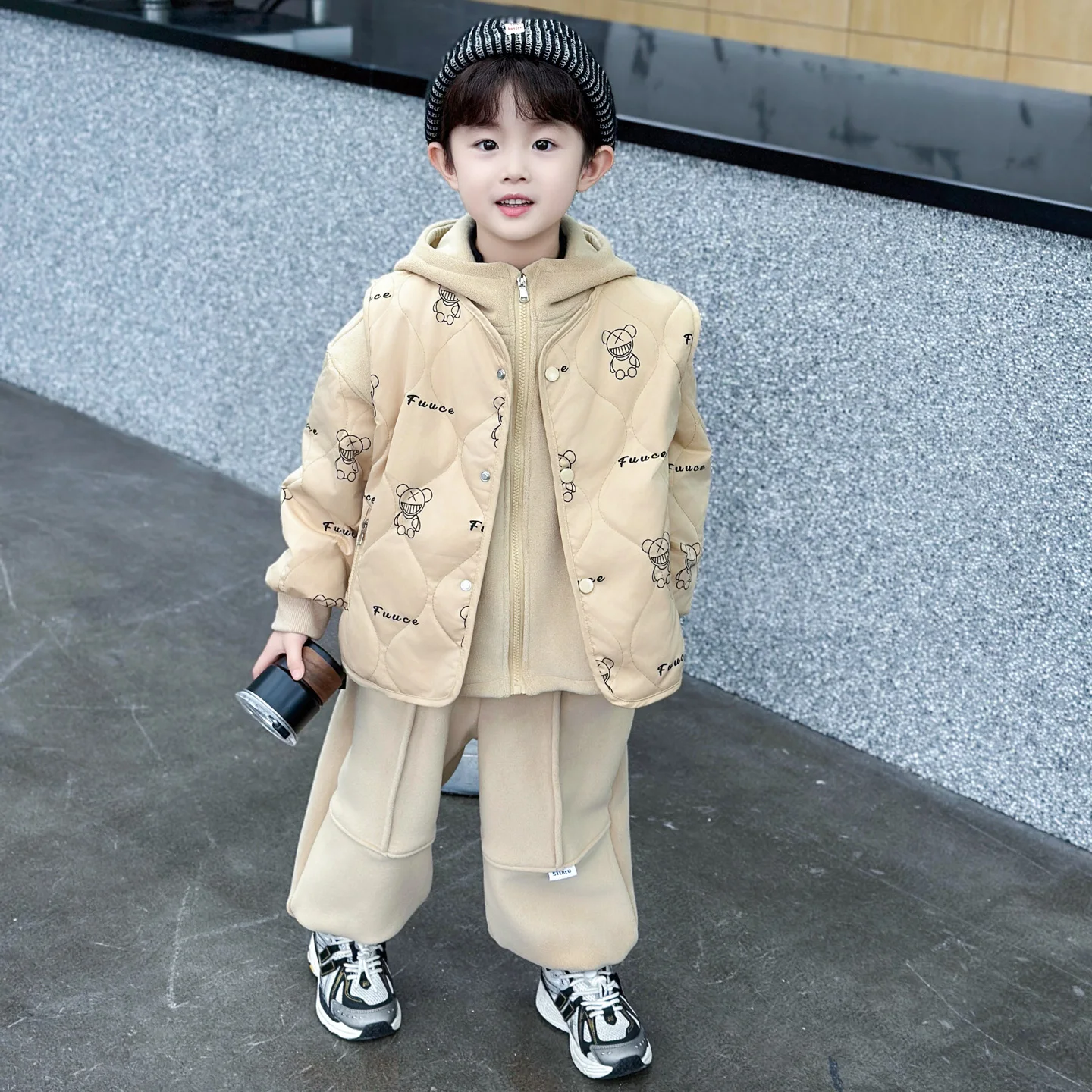 

Утепленный комплект детской одежды для мальчиков: осенне-зимний модный жилет, куртка, брюки и футболка (комплект из трех предметов) для повседневного спорта