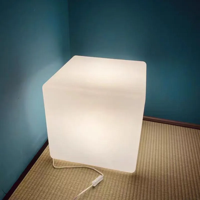 

Стереоскопические квадратные настольные лампы, простой торшер, прикроватные светильники для гостиной, декоративные украшения, маленькие ночные светильники