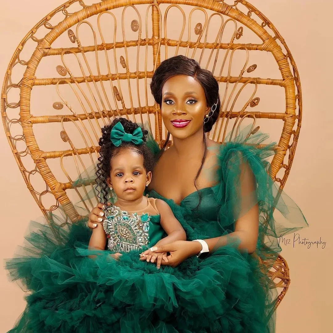 Abiti da ragazza di fiore verde smeraldo per applicazioni di pizzo da sposa Abito da prima comunione per festa di compleanno per ragazza in cristallo personalizzato