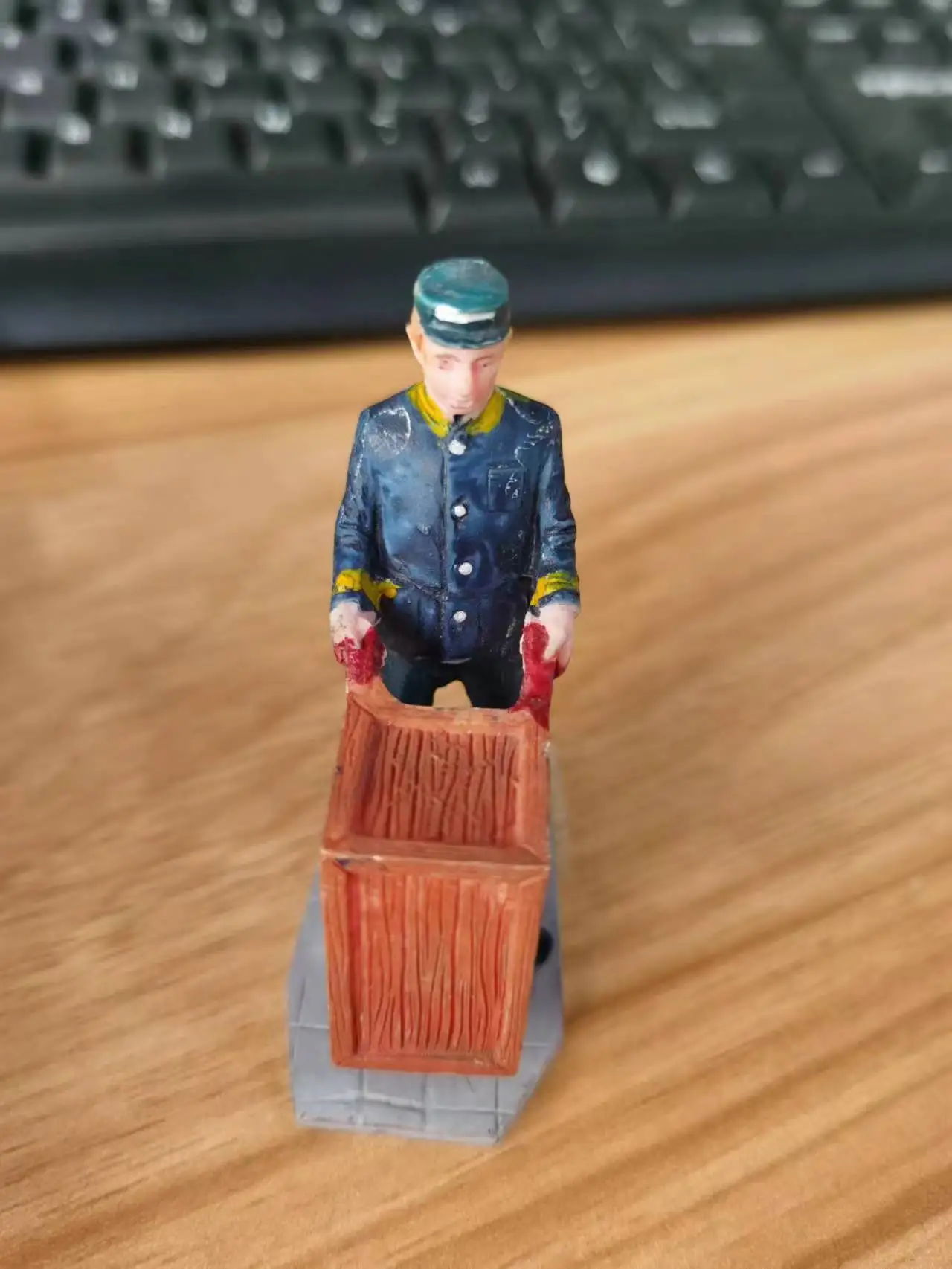 Resin figure mental psychological sand table game box court therapy man push  a  box