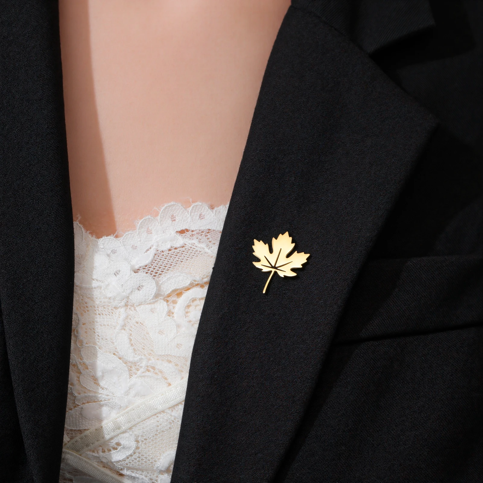 1PC Fashion maple leaf Brooch Stainless Steel Autumn and Winter Plant maple leaf Badge Suit Accessories Brooch Shirt Badge Gift