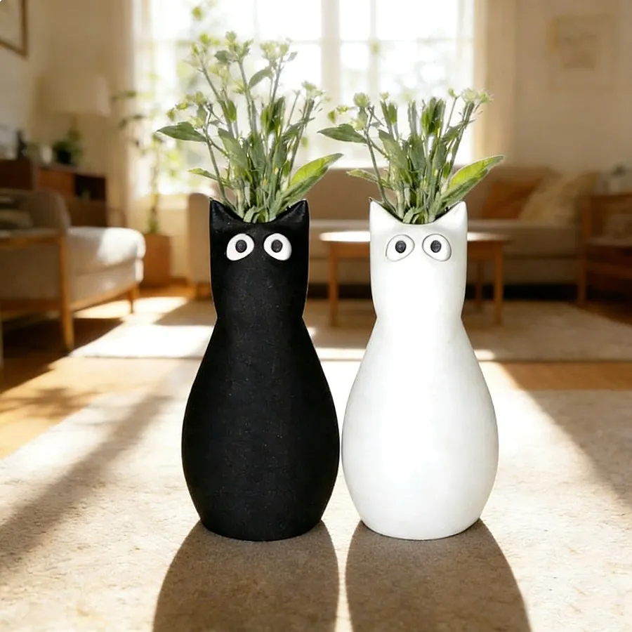 A Cute Cat-Shaped Plastic Vase, with a Sleek Black 'Body' And Playful Big Eyes, Adds a Lively And Interesting Touch to Your Tabl