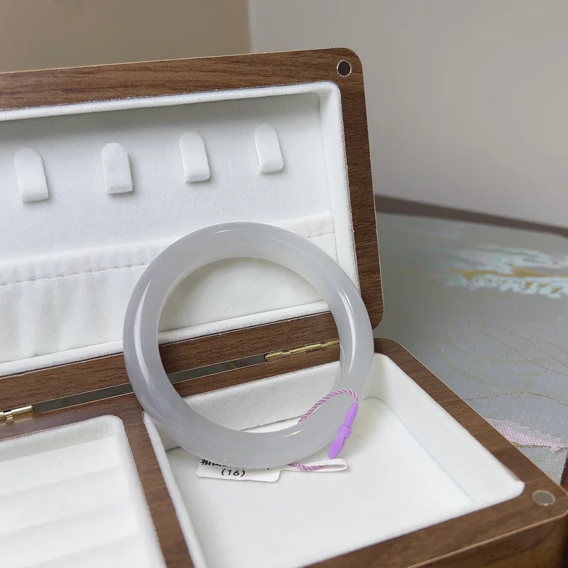 Hotan Jade Bracelet Has A White, Icy Smooth Texture, With A Full And Stylish Design That Is Versatile