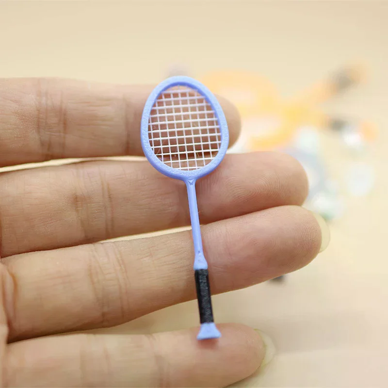 ชุดไม้แบดมินตันจิ๋วจำลองสำหรับบ้านตุ๊กตา 1/12 ของตกแต่งฉากกีฬาบ้านตุ๊กตา ของเล่นบทบาทสมมติ
