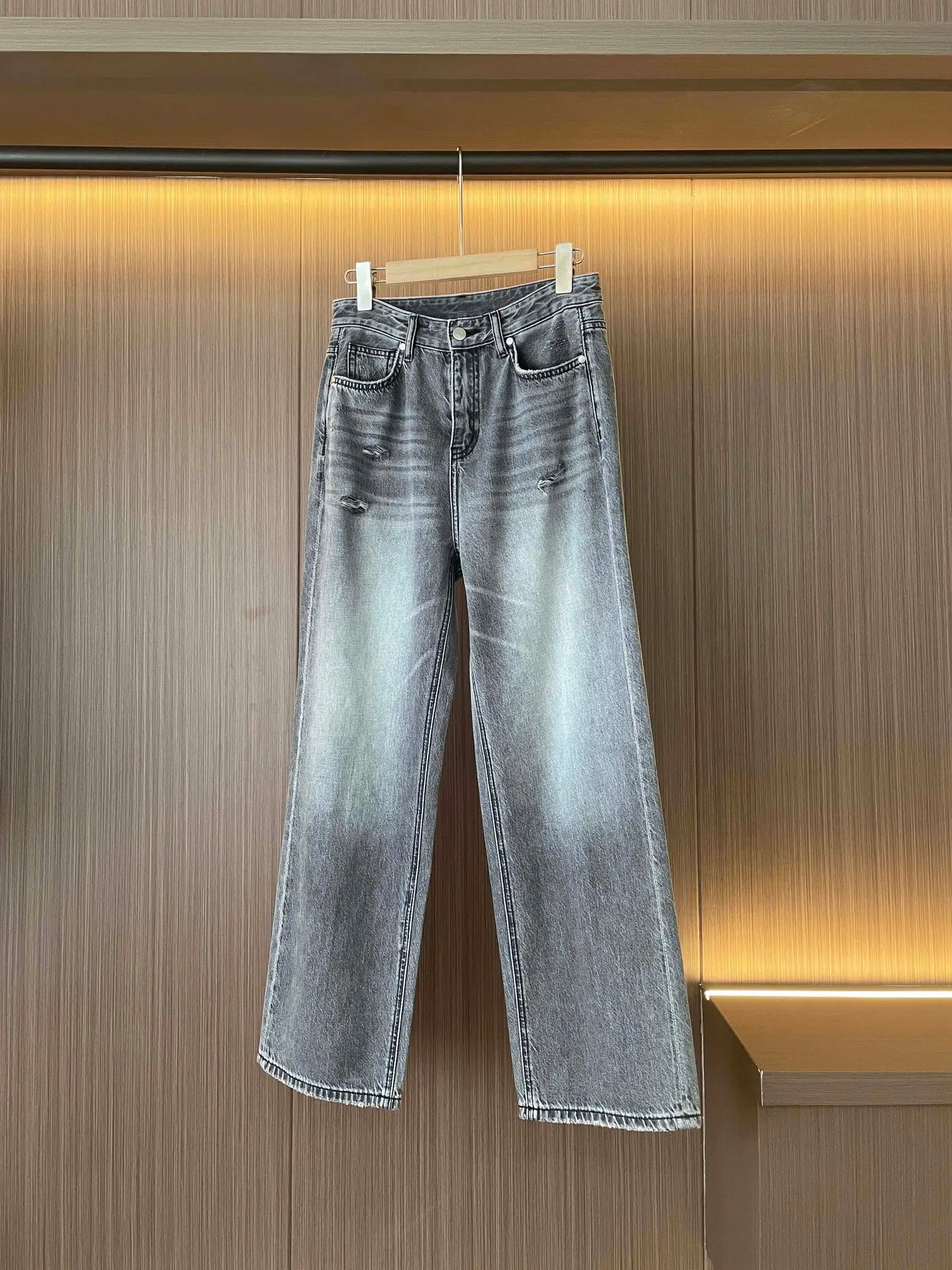 

New Spring/Summer High-Quality Fashionable Ripped Straight Leg Jeans for Women