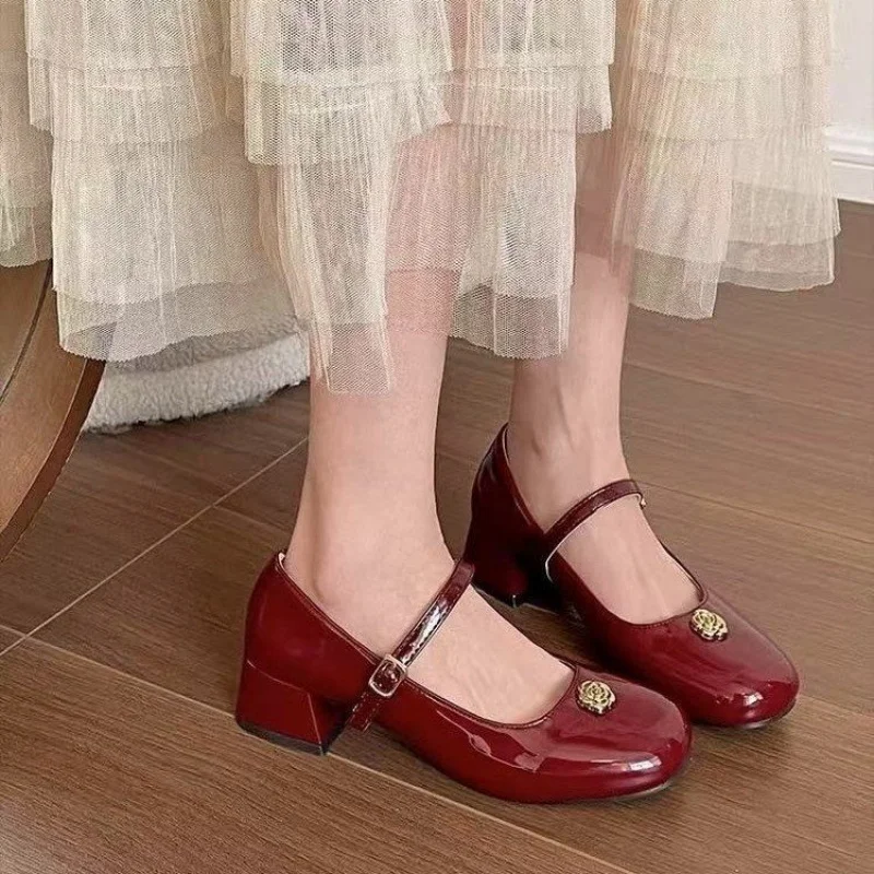 Zapatos Mary Jane para Mujer con Correa con Hebilla Ajustable y Acento Floral: Diseño Confort de Tacón Medio para Uso Informal y Semiformal