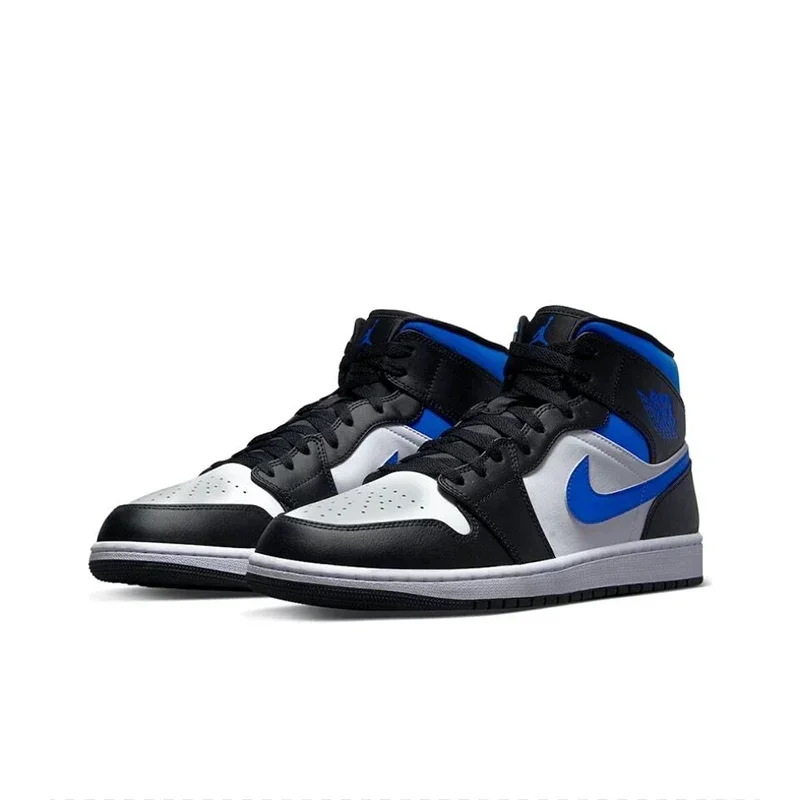 Jordan Air Jordan 1 Mid "White Royal" รองเท้าบาสเก็ตบอลย้อนยุคผู้ชายรองเท้าผ้าใบสีดําและสีน้ําเงินและสีขาว 554724 -140