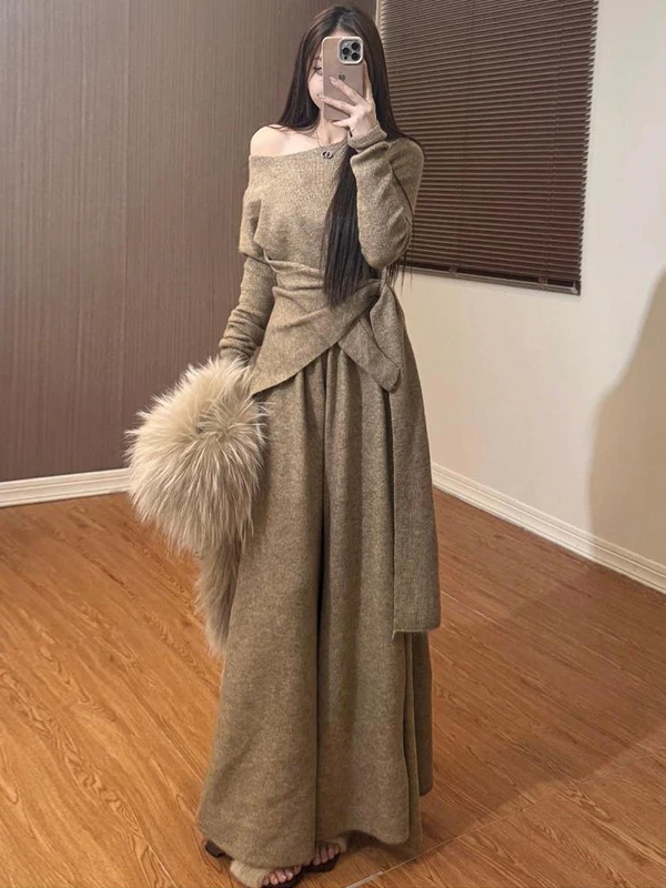 

Элегантный модный женский комплект из двух предметов: топ с открытыми плечами и широкие брюки, стройнящий силуэт, удобный дизайн с длинными рукавами и круглым вырезом