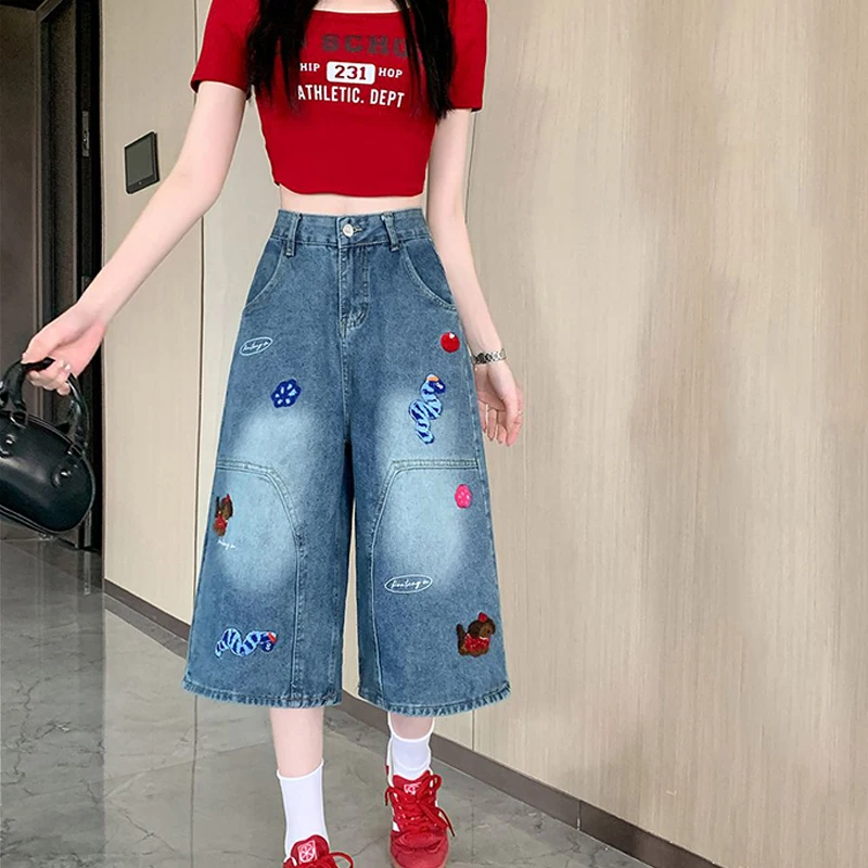 Damskie niebieskie patchworkowe haftowane vintage sprane jeansy uliczne Y2K 2025 lato nowe codzienne szerokie nogawki modne luźne spodnie capri