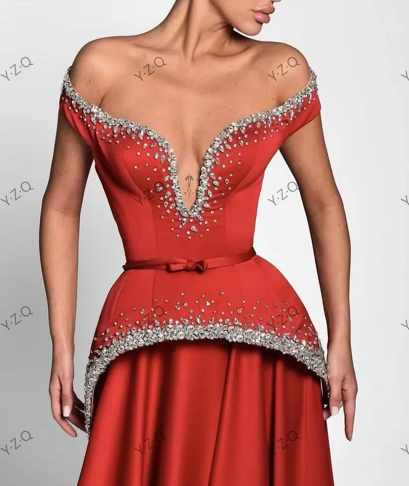 2026 쿠튀르 이브닝드레스 백리스 두바이 여성 의상 페플럼 디자인 컷아웃 레드 프롬 파티 드레스 비즈 이벤트 정장 맞춤 제작