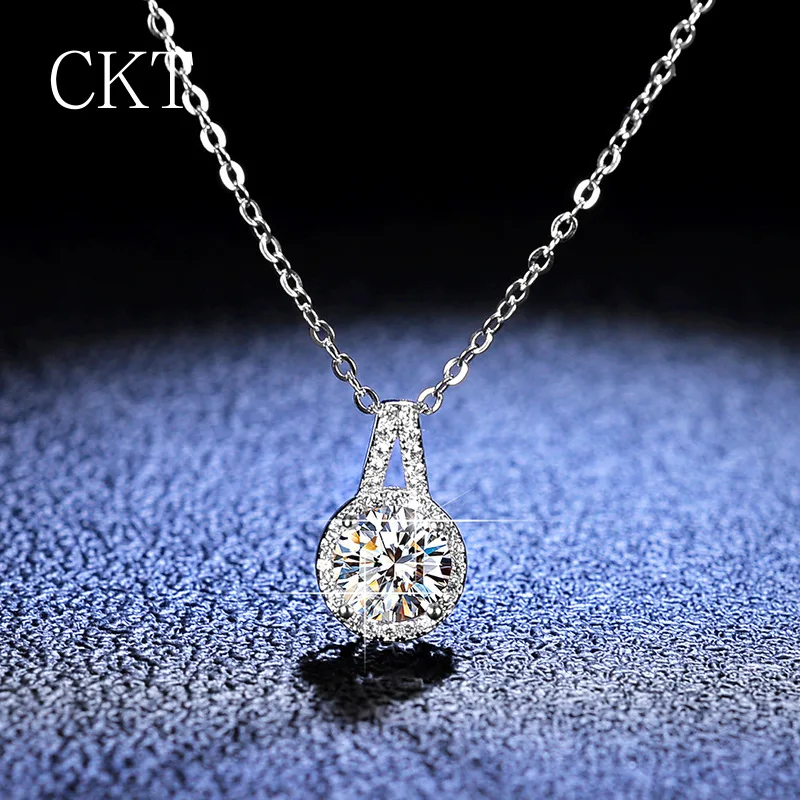 

Luxury Platinum Pendant 1 Carat Moissanite Diamond Necklace for Women Fashion V-shaped Round Bag Pendant Clavicle Chain Jewelry