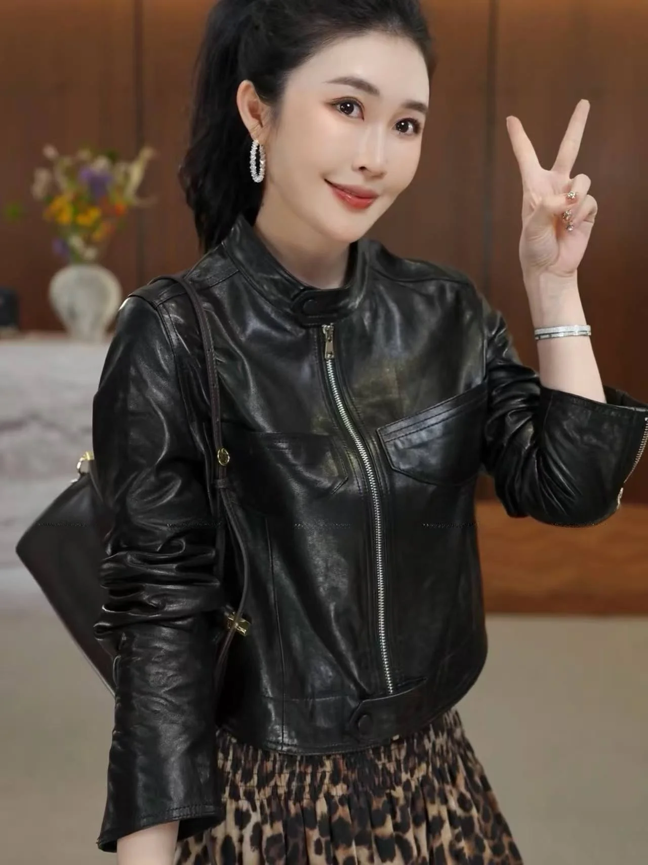 

Ning 2026 New Sle Women's Leather Jaet eepskin Genuine Leather Long Sve Zipper Closure Luxury Feel Coat