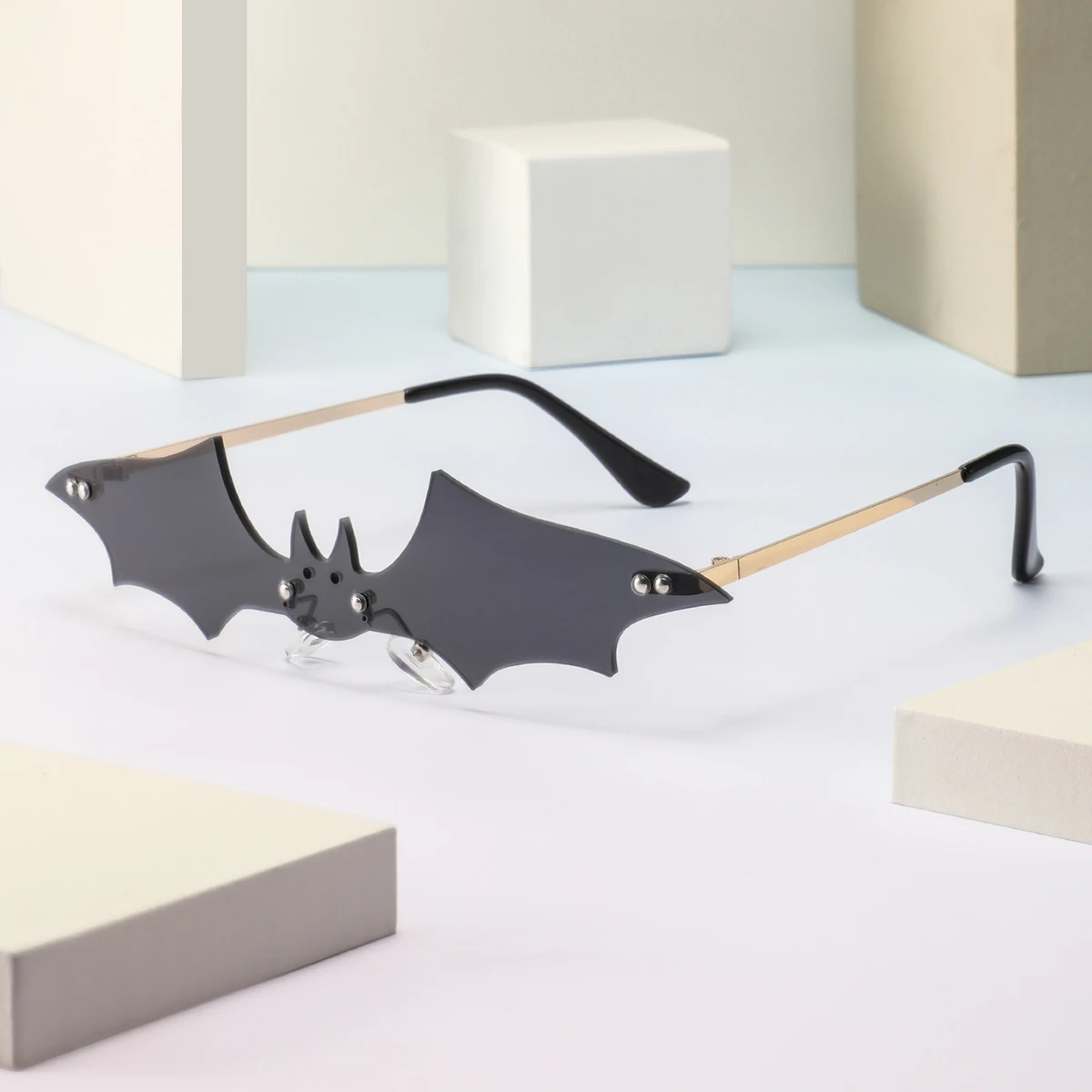 1 Pair of Women's Large Bat-Shaped Rimless Fashion Glasses, Eye-Catching Niche Personality Cool and Mysterious Stylish Women's Glasses, Suitable for Carnival, Masquerade, and Halloween Wear